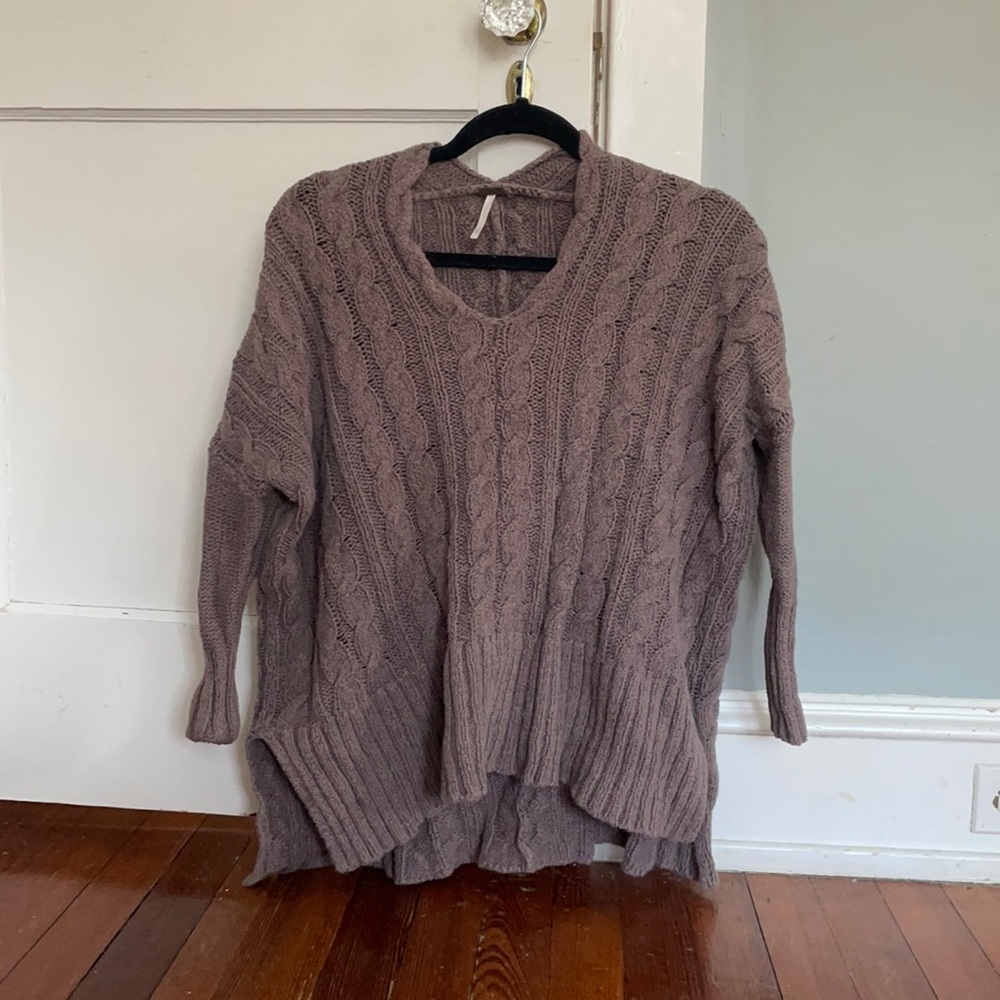 Comfy thick free people sweater. Faded lilac color.